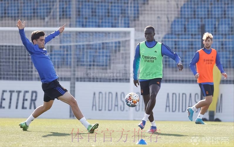 记者:本泽马恢复部分训练 门迪和马里亚诺参加训练